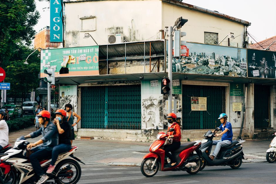 Tiệm cắt tóc 50.000 đồng trong hẻm 142 Nguyễn Trãi