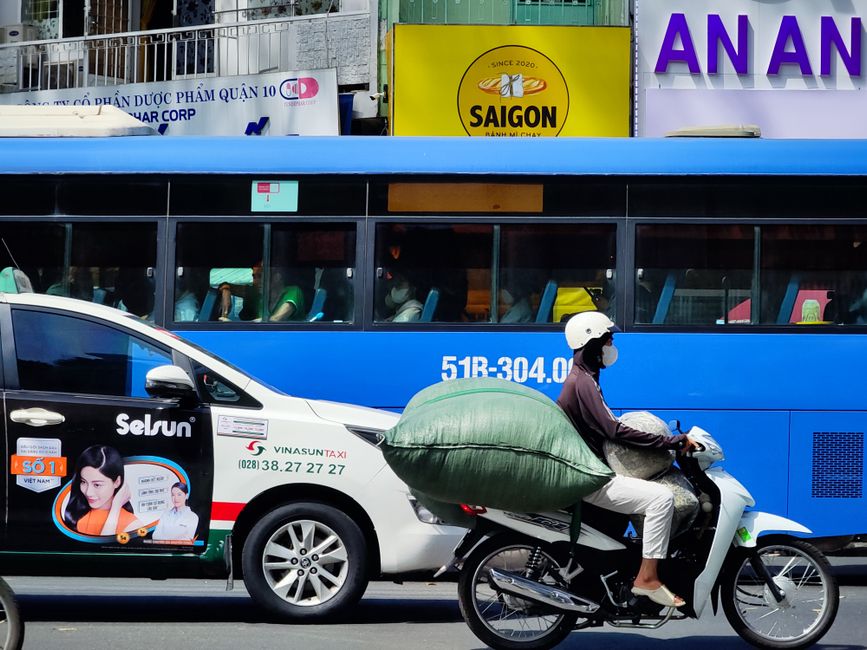 Taxi chở hành lý cồng kềnh ở bến xe Miền Đông cũ
