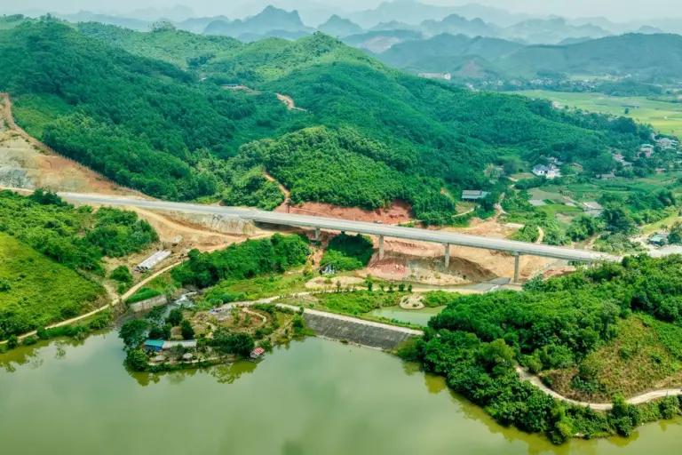 Một cây cầu trên cao tốc Tuyên Quang - Hà Giang đã hoàn thành. Ảnh: Phương Linh