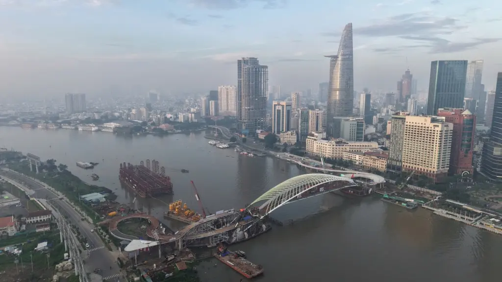 Cầu đi bộ hình lá dừa nước giữa sông Sài Gòn