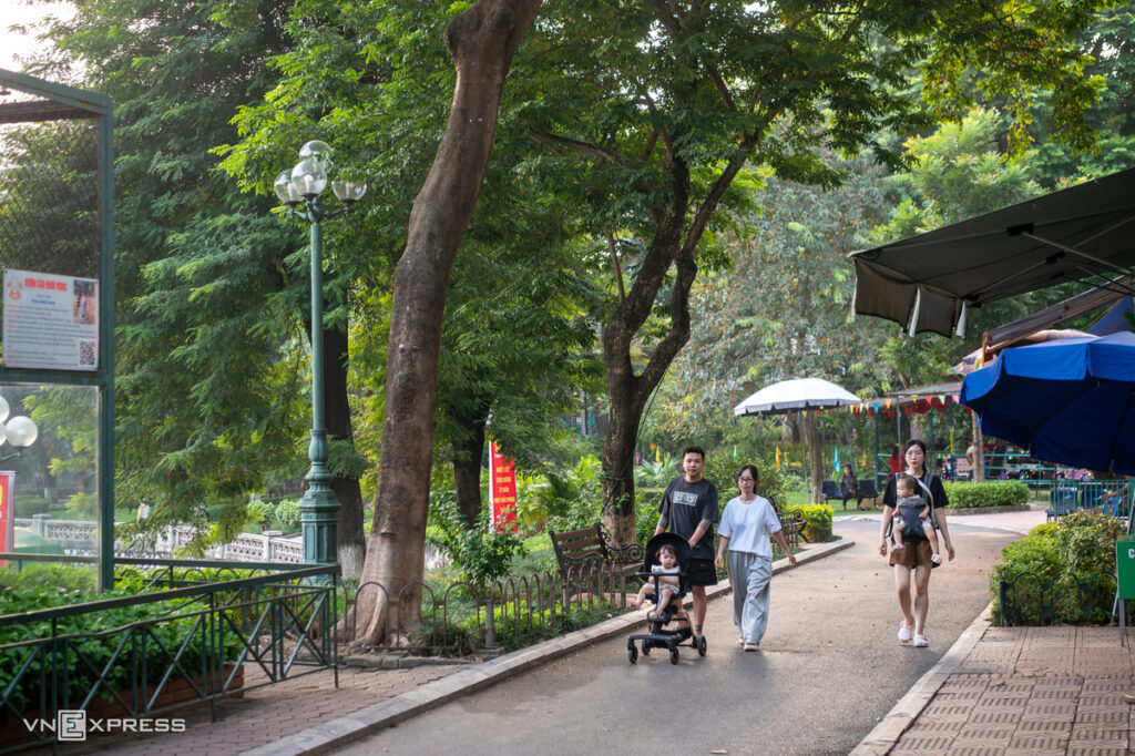 Công viên Thủ Lệ xuống cấp và nhịp sống quanh hồ