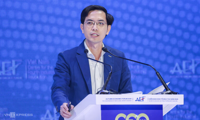 Ông Nguyễn Hữu Huân, Phó chủ tịch Cơ quan điều hành Trung tâm Tài chính Quốc tế tại TP HCM (VIFC-HCMC) phát biểu tại CEO500 chiều 26/10. Ảnh: Quỳnh Trần