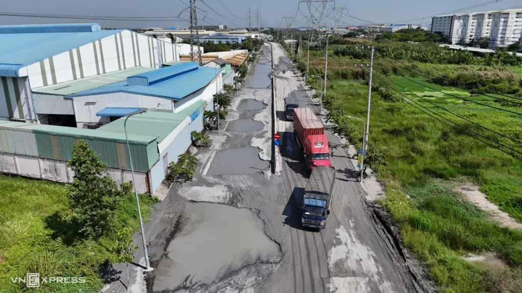 Đường Kênh Tây ở Tây Ninh sụt lún khiến xe tải mắc lầy