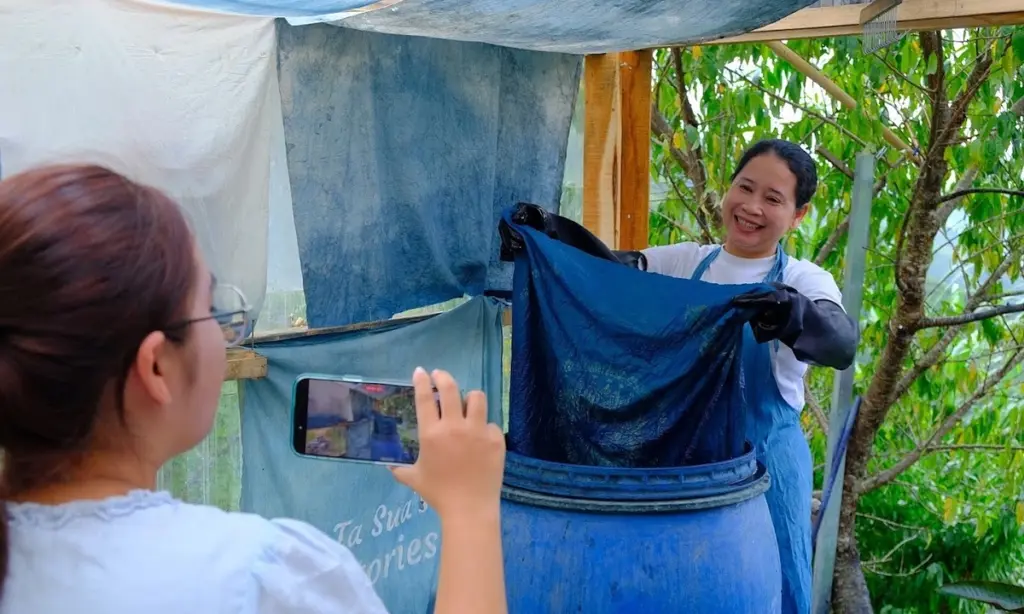 Lên Tà Xùa học nhuộm chàm hai ngày và giá trị của tấm khăn