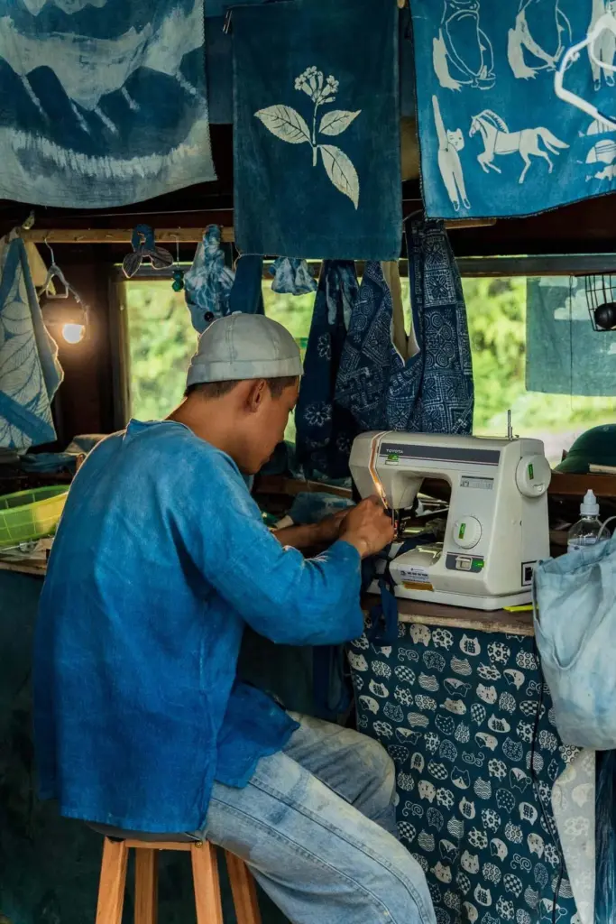 Lên Tà Xùa học nhuộm chàm hai ngày và giá trị của tấm khăn