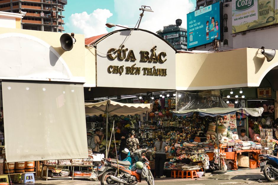Nhà cổ Sài Gòn: cà phê trước hiên, ghế nhựa kê cho khách đứng