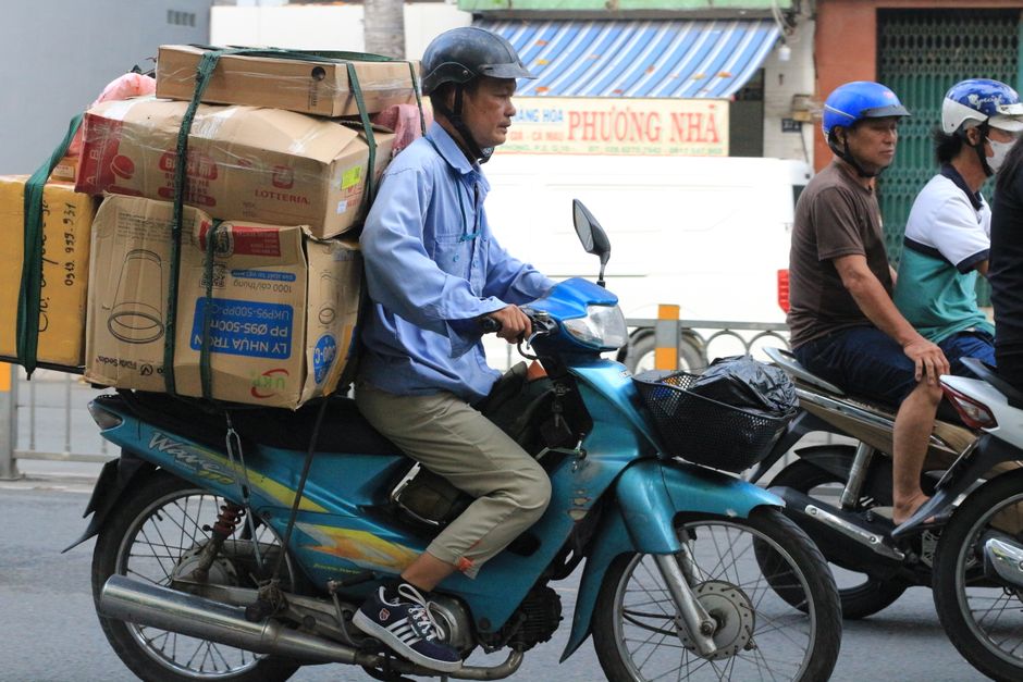 Hàng me phố cũ và những ca dọn lá đổi nhau mỗi sáng