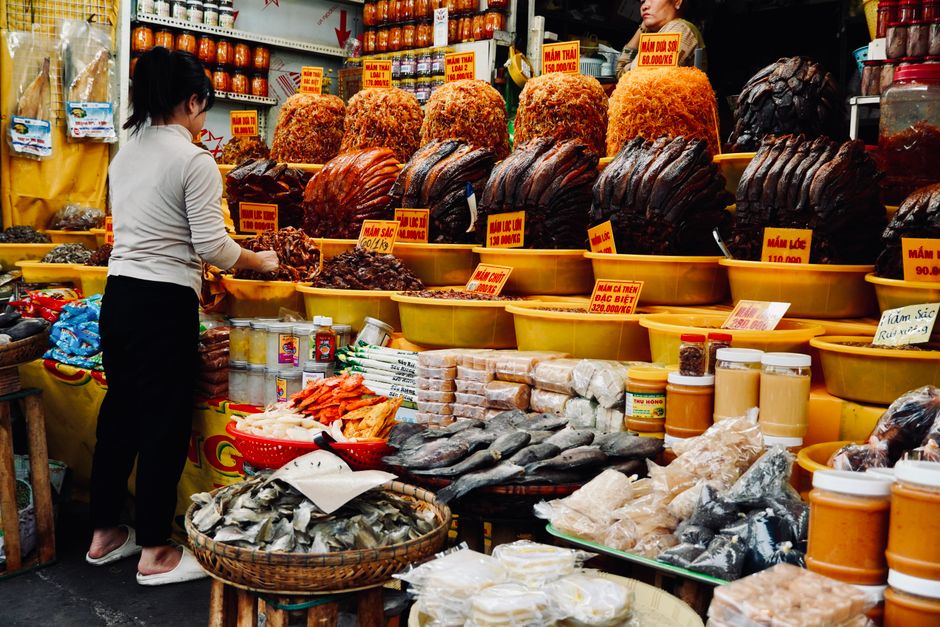 Chọn quà lưu niệm cho khách nước ngoài ở chợ du lịch Sài Gòn