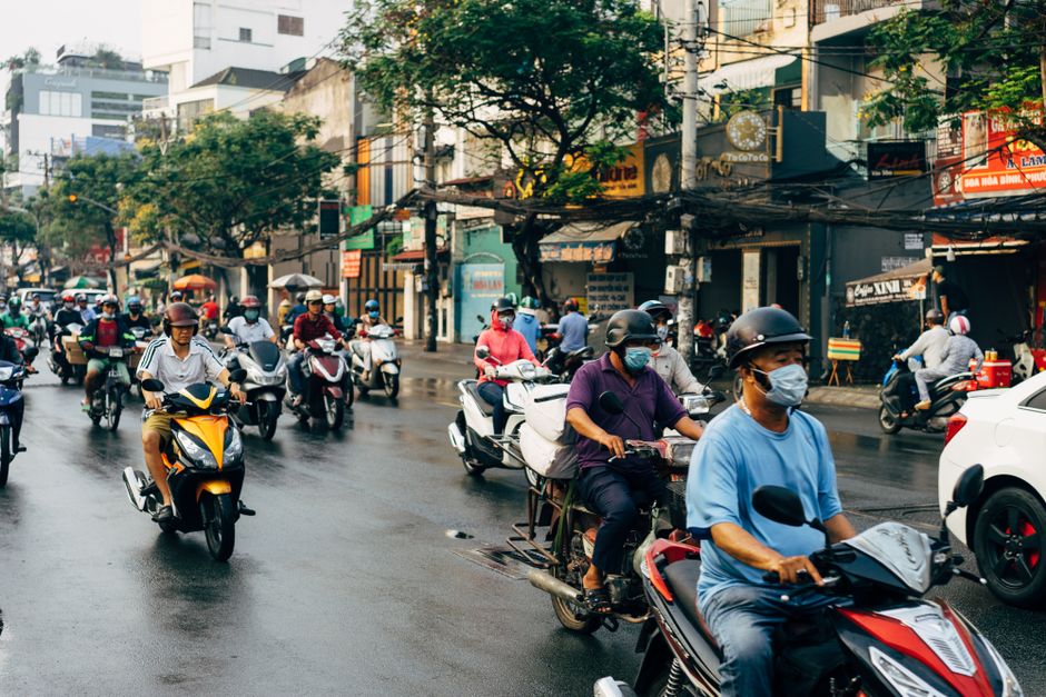 Giữ cửa gỗ mái ngói nhà cổ Sài Gòn qua mùa mưa