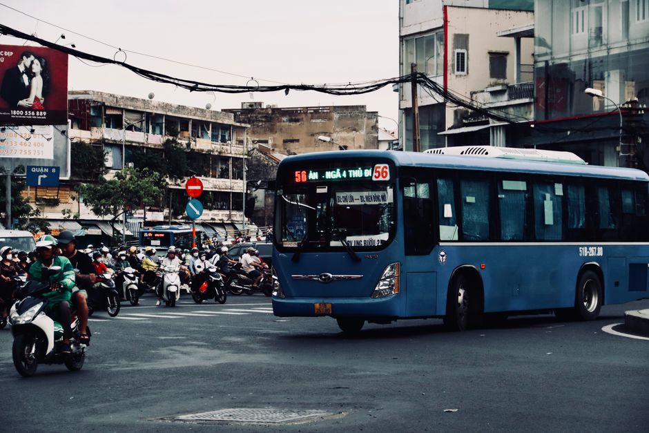 Cách né kẹt xe máy trên các cầu vượt Sài Gòn giờ cao điểm