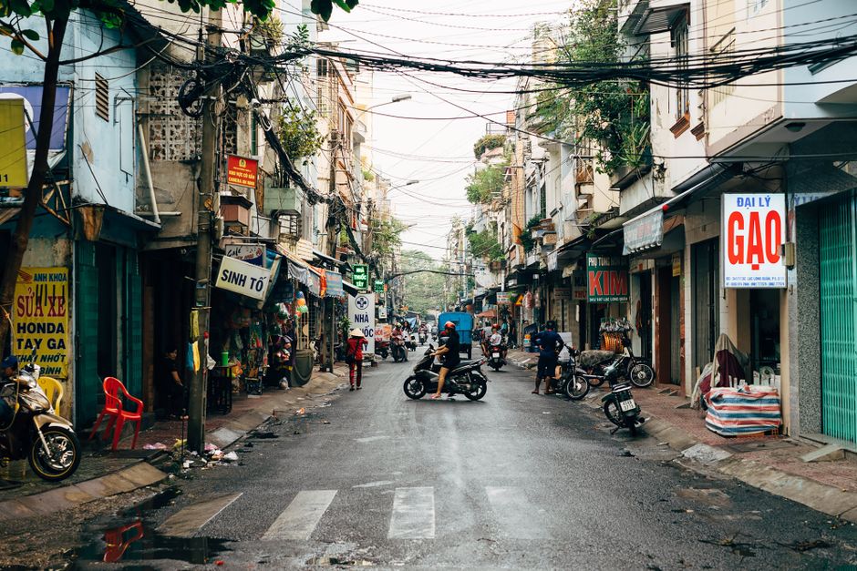 Dọc đường đổi tên, tiệm quảng cáo sửa biển hiệu cho khách