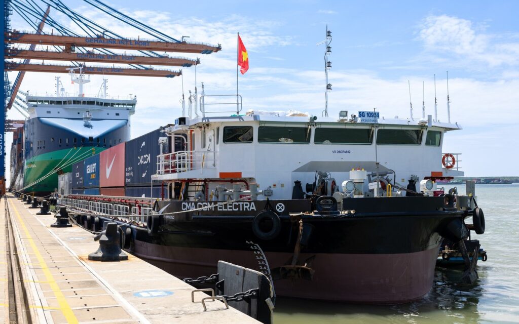 Sà lan điện của CMA CGM chở container từ Bình Dương ra Cái Mép