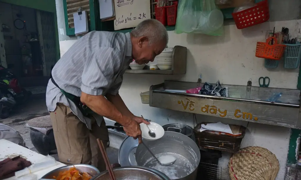 Tô cháo hai nghìn đồng ở hẻm chợ Bình Tây