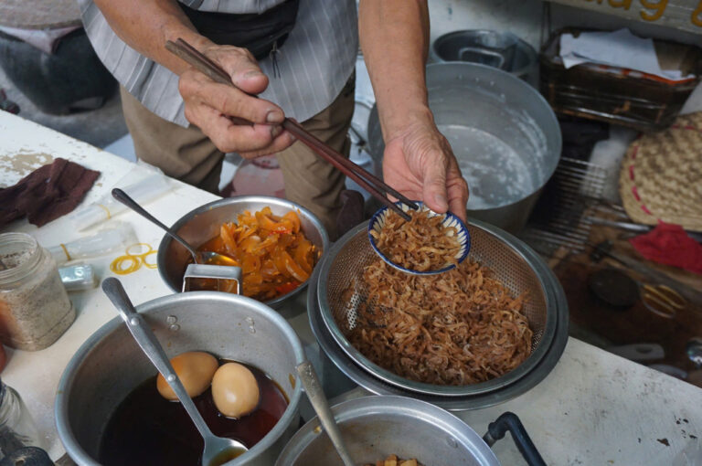 Các topping ăn kèm cháo tại quán Về Đây Em. Ảnh: Tuấn Anh