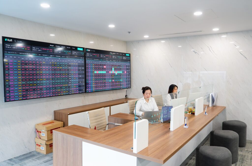 VN-Index được dự báo tiếp tục đi lên - Ảnh: HỮU HẠNH